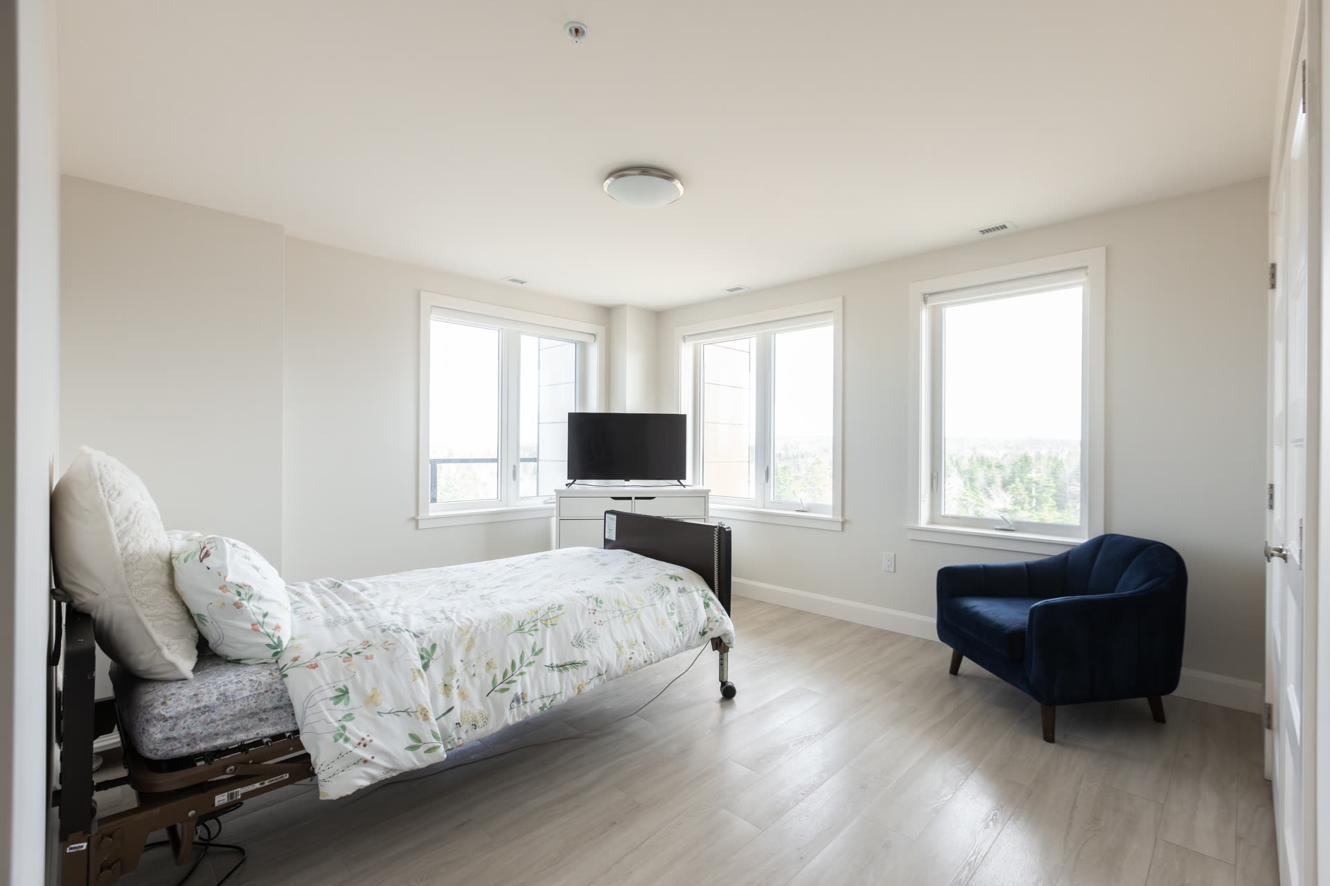 Shared gathering space with warm finishes at Laurels Lake.