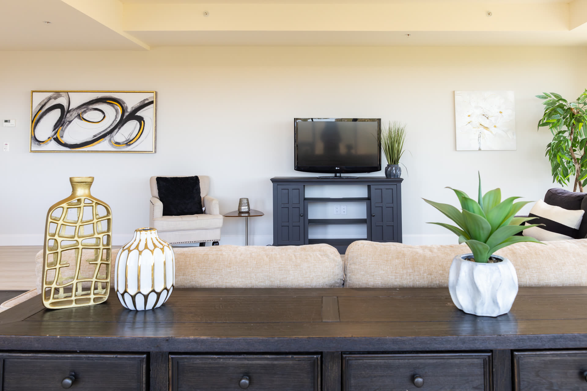 Bright living room lounge with comfortable seating and natural light at Laurels Lake.